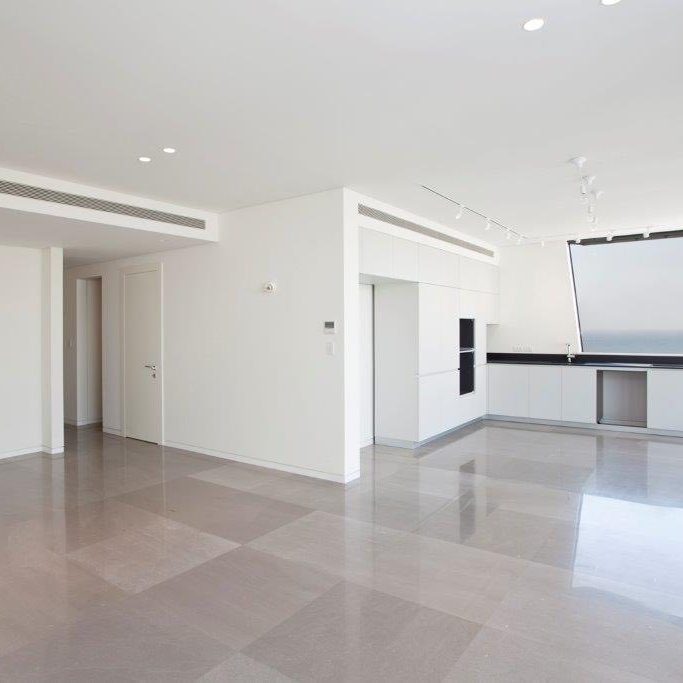 Appartement à Tel-aviv 4 pièces Appartement à Tel-aviv 4 pièces 125m² + terrasse 30m² + 2 parkings proche de la mer emplacement idéal